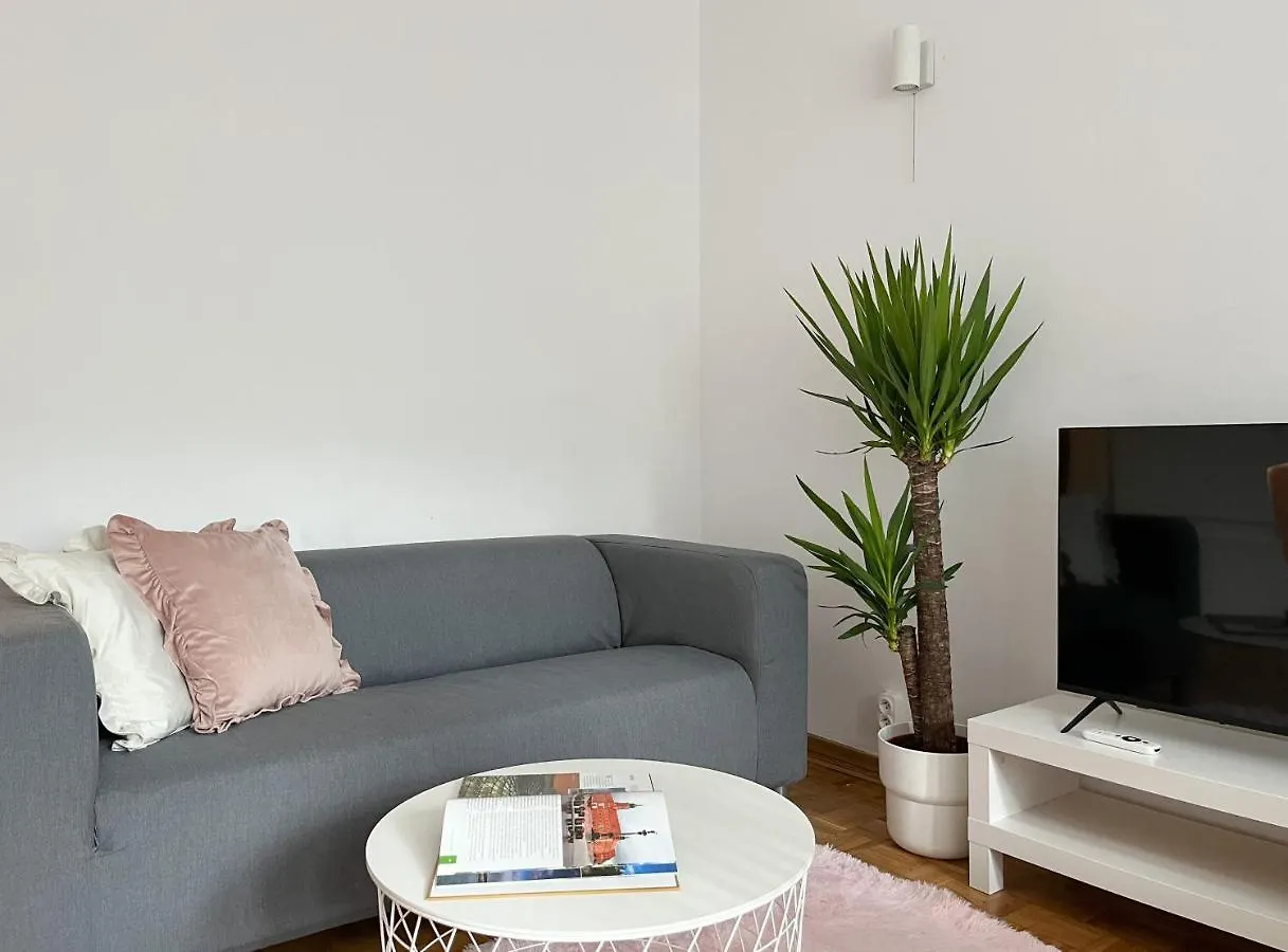 Hostel Flower House Warsaw Chopin Airport