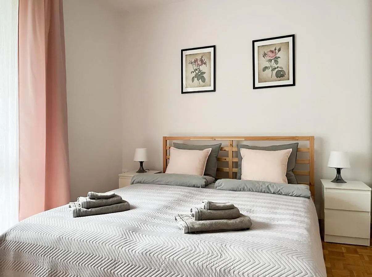 Hostel Flower House Warsaw Chopin Airport